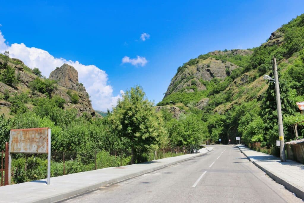 Schon die Straße zum Kloster Rila bietet eine atemberaubende Fahrt.