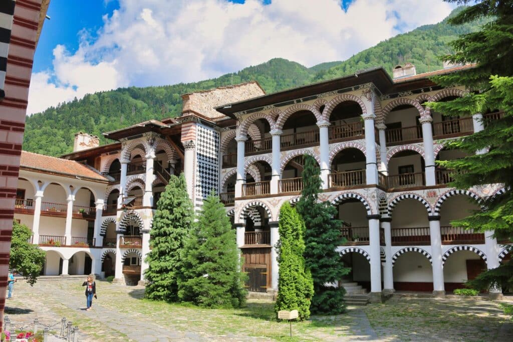 Innenhof Kloster Rila mit Gebirge