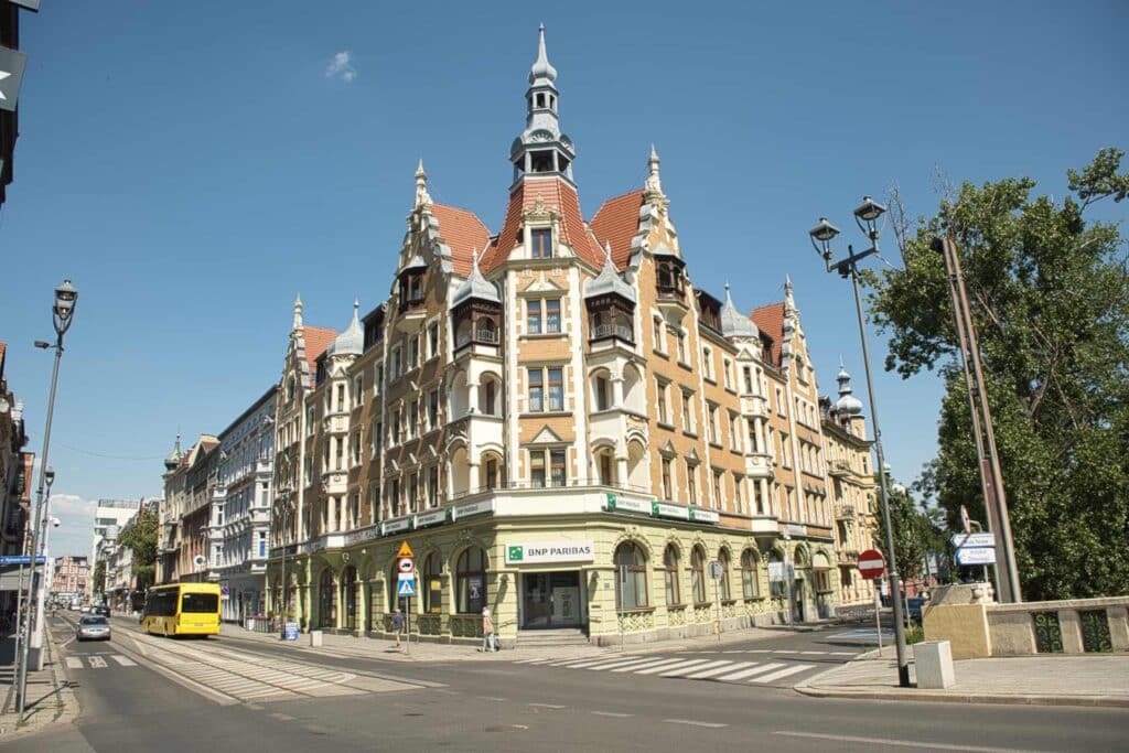 Auf der früheren Wilhelmstraße, der heutigen Zwycięstwa, gibt es viele schöne Gebäude, wie das Hotel Schlesicher Hof (heute Diament Plaza).