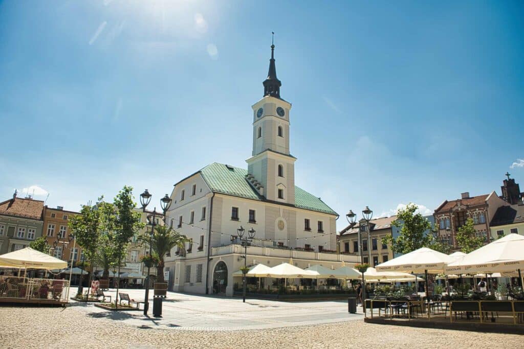 Das historische Rathaus von Gliwice mit seinem markanten Turm bildet das Herzstück des Marktplatzes – ein beliebter Treffpunkt mit Straßencafés und mediterranem Flair an sonnigen Tagen.