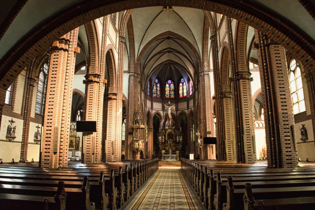 Das beeindruckende gotische Backsteingewölbe der Kathedrale St. Peter und Paul mit ihren farbenprächtigen Buntglasfenstern zählt zu den architektonischen Highlights der Stadt.