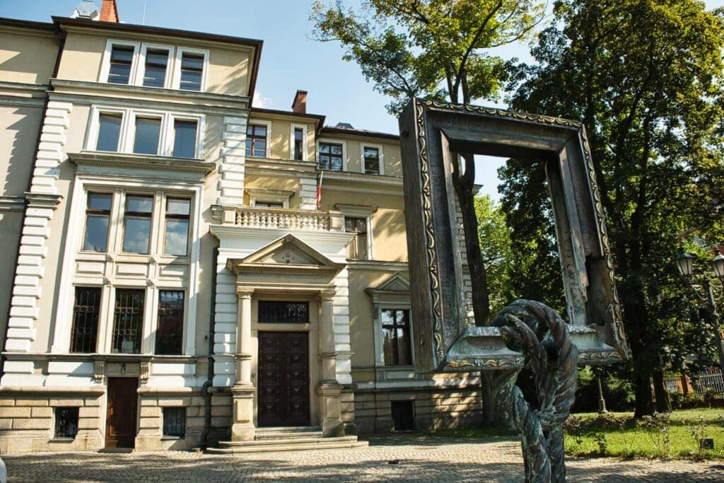 Die prunkvolle Villa Caro, einst Wohnsitz einer oberschlesischen Industriellenfamilie, ist heute ein Museum – die moderne Kunstinstallation davor setzt einen reizvollen Kontrast zur historischen Fassade.