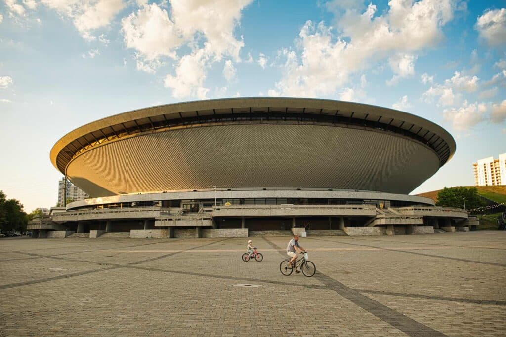 Die "Spodek" ("Untertasse") ist das architektonische Wahrzeichen von Katowice. Die 1971 eröffnete Mehrzweckhalle mit ihrem markanten, UFO-förmigen Dach zählt zu den bekanntesten Beispielen sozialistischer Moderne in Polen.