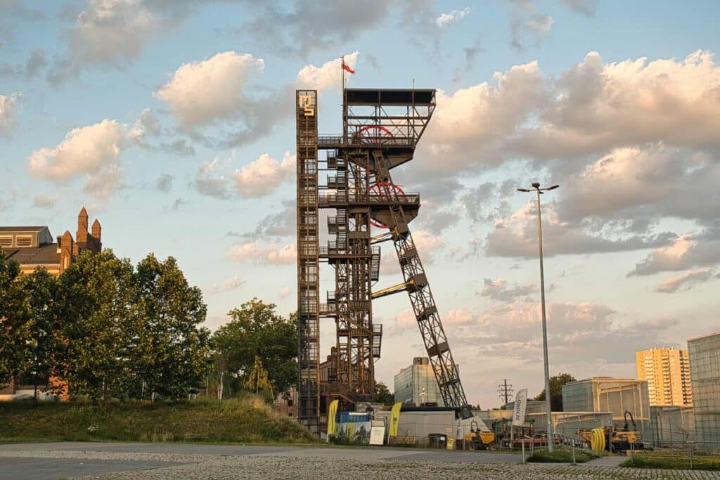 Der historische Förderturm auf dem Gelände des Schlesischen Museums (Muzeum Śląskie) ist Teil der ehemaligen Zeche "Katowice" und wurde bei der Umgestaltung des Areals zum Museumskomplex als industrielles Wahrzeichen erhalten.