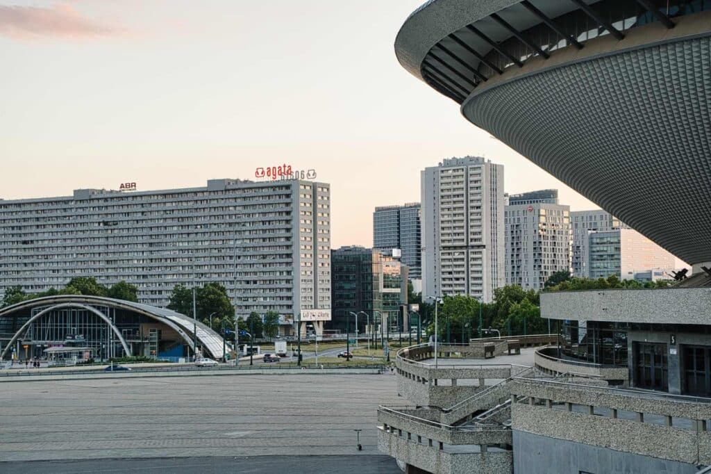 Die "Superjednostka" ("Supereinheit"), ein monumentaler Wohnblock nach dem Vorbild von Le Corbusiers Unité d'Habitation, überragt mit ihrer schieren Länge die umliegende Bebauung.