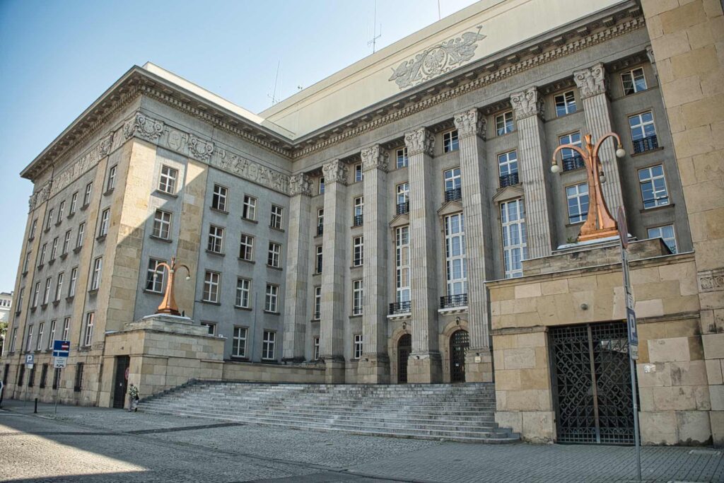 Der monumentale Sitz des ehemaligen Schlesischen Sejm, dem heutigen Woiwodschaftsamt, geschmückt mit ionischen Säulen, zählt zu den repräsentativsten öffentlichen Bauten von Katowice aus der Zwischenkriegszeit.