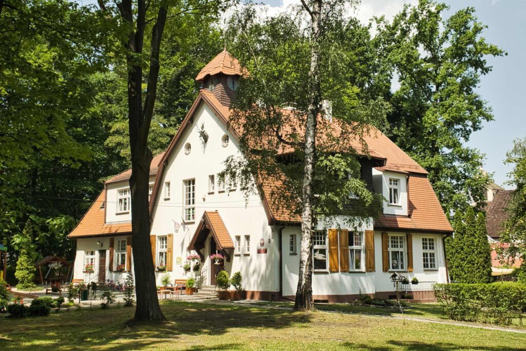 Das frühere Forstamt in der Gartenstadtsiedlung Giszowiec, mit geschwungenem Walmdach und kleinem Türmchen. Heute befindet sich ein Kindergarten darin.
