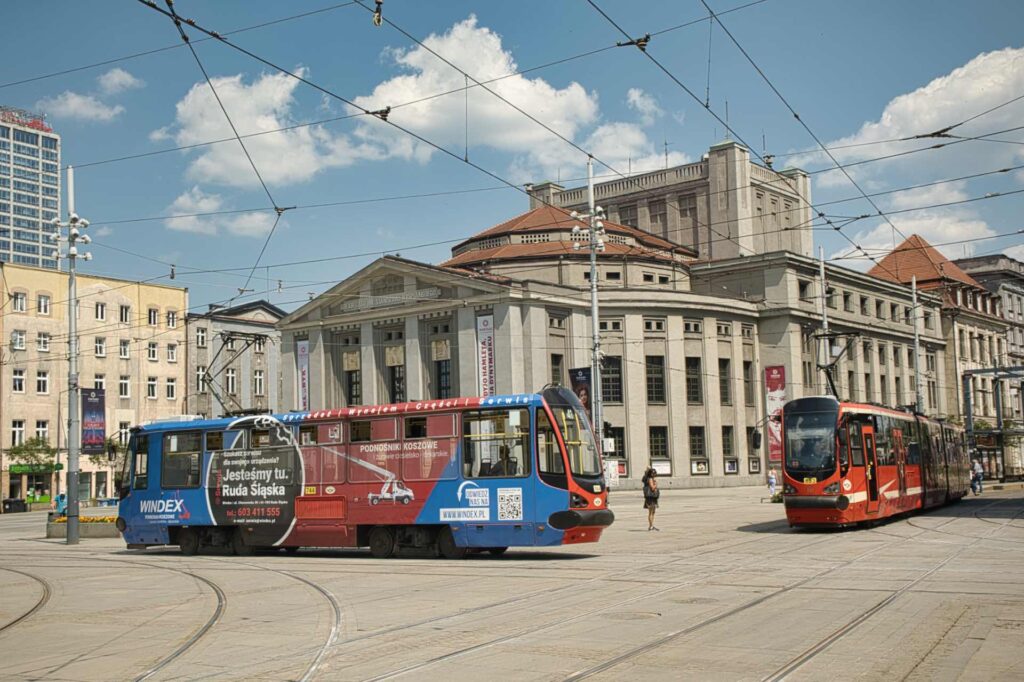 Das Schlesische Theater ("Teatr Śląski im. Stanisława Wyspiańskiego") am Rynek von Katowice wurde einst als Deutsches Theater eröffnet.