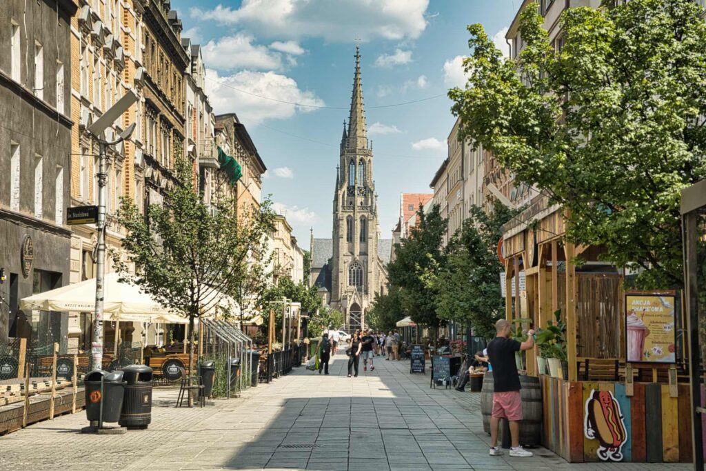 Die Ulica Mariacka zählt zu den beliebtesten Ausgeh- und Flanierstraßen im Zentrum von Katowice. Im Hintergrund ist die Marienkirche zu sehen.