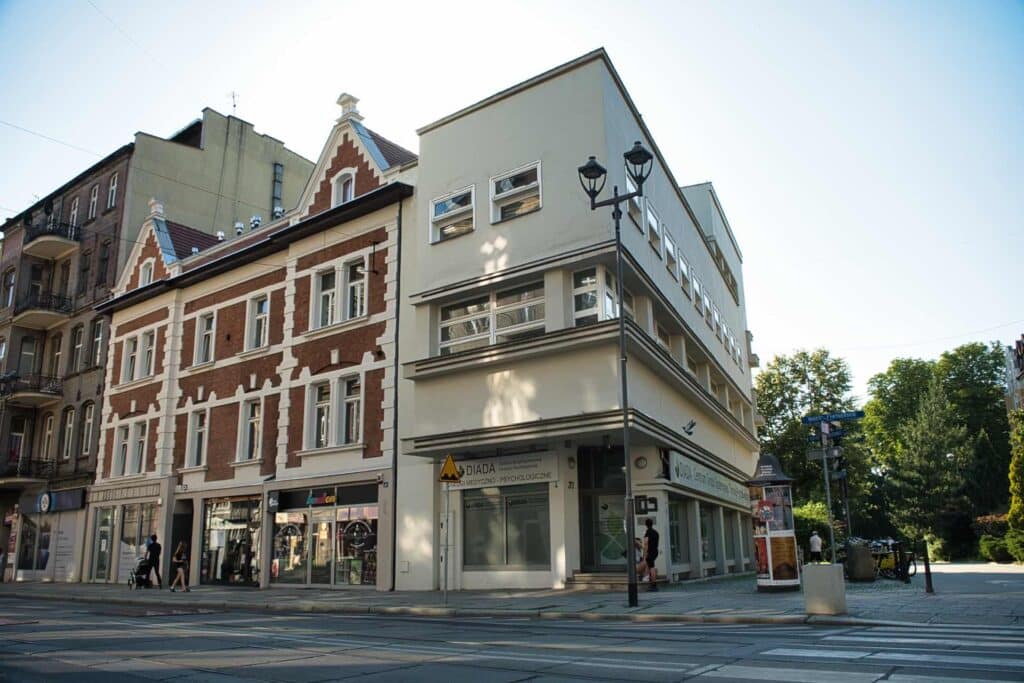 Das Textilhaus Weichmann, ein Werk des bedeutenden Architekten Erich Mendelsohn, zeigt die klaren Linien und die für ihn typische moderne Formensprache – ein architektonisches Kleinod der Moderne im Stadtbild von Gliwice.