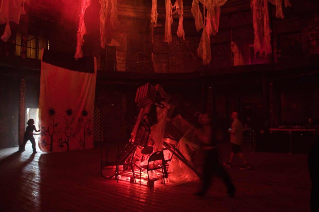 In rotes Licht getaucht, dienen die Ruinen des Teatr Victoria heute als ungewöhnliche Kulisse für Festivals wie das Kierunek GZM.