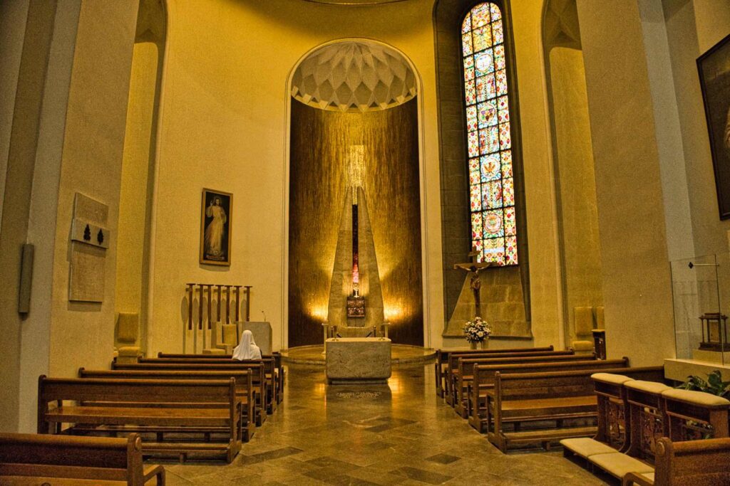 Der Altarraum der Kathedrale mit dem goldschimmernden Tabernakel-Bau in der Christkönigskathedrale Katowice.