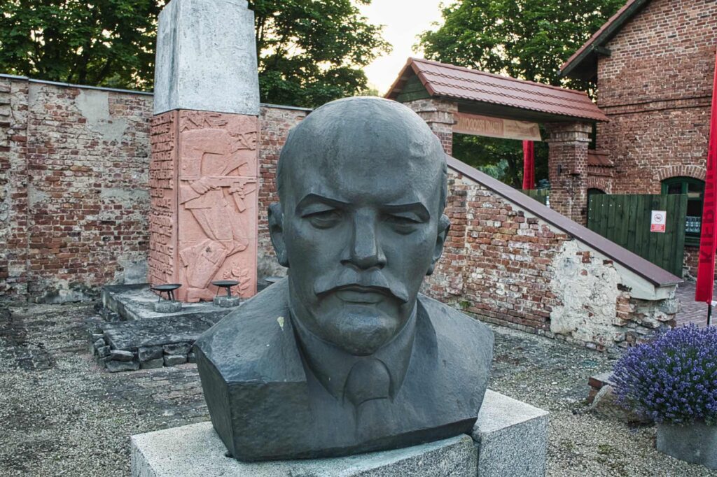 Eine monumentale Lenin-Büste im Freigelände des Museums der Polnischen Volksrepublik (Muzeum PRL-u) bei Ruda Śląska.