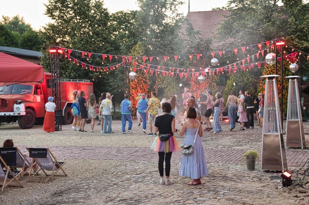 Im Rahmen des Festivals Kierunek GZM fand auch eine Retro-Disko auf dem Freigelände des Museums der Polnischen Volksrepublik bei Ruda Śląska statt.