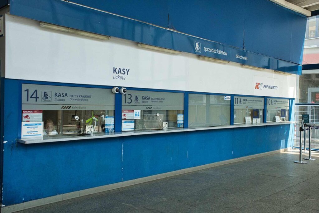 Die Fahrkartenschalter ("Kasy") im historischen Teil des Bahnhofs Katowice.