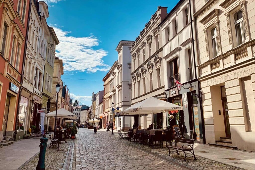 A cobblestone pedestrian zone with historic townhouses and street caf&eacute;s in the Old Town of Bydgoszcz