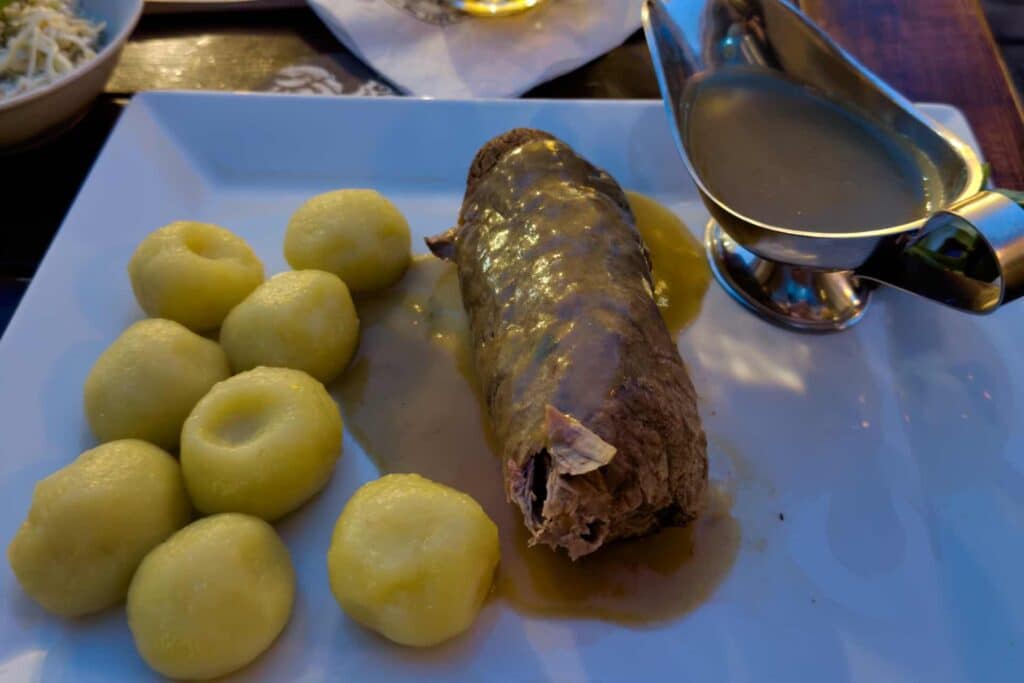 Ein Klassiker der oberschlesischen Küche: Rouladen mit Soße, serviert mit den typischen „Kluski śląskie“ – den charakteristischen Kartoffelklößen mit der kleinen Delle.