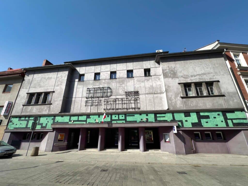 Das Kino Amok mit seiner charakteristischen Fassade und dem grünen Mosaikband ist das Kult-Kino von Gliwice. Dort werden auch englischsprachige Filme gezeigt.