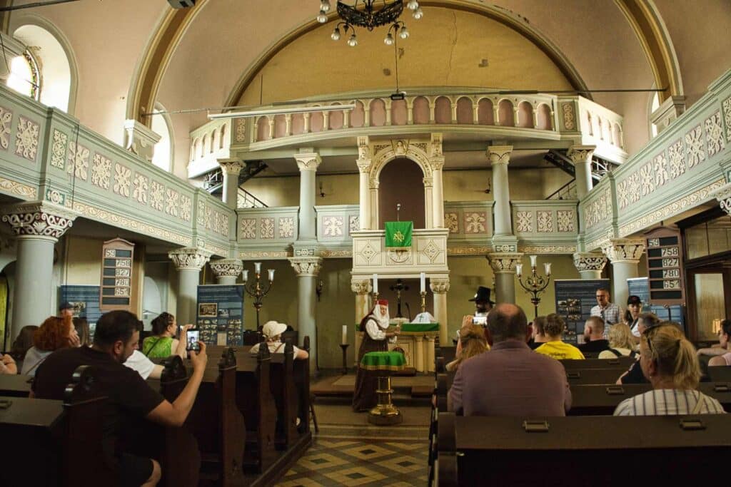 Unter anderem wurden wir in Tarnowsky Gory auch in die evangelische Kirche am Ring geführt.