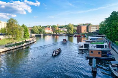 Spaziergang an der Brda in Bydgoszcz mit Blick auf die M&uuml;hleninsel und historische Speicher.