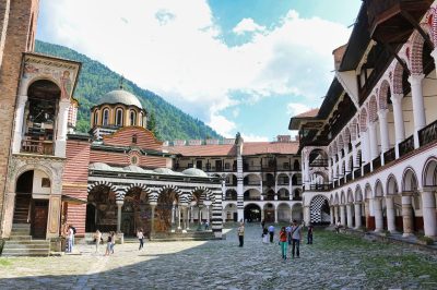 Der Innenhof des Klosters Rila mit dem atemberaubenden Blick auf das Rila-Gebirge.