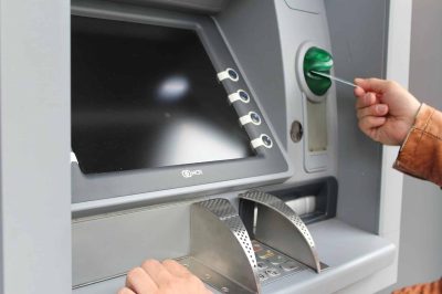 Für Reisen braucht es eine Reisekreditkarte, um am Automaten kostenlos abheben zu können.